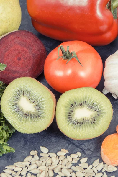 Gezond eten met vitaminen en mineralen. Beste voedsel voor jicht en nieren gezondheid — Stockfoto