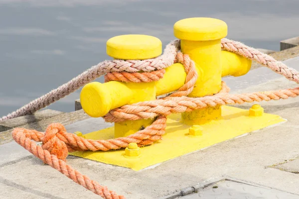 Мотузка і швартування болларда в порту, частини і деталі морського порту — стокове фото