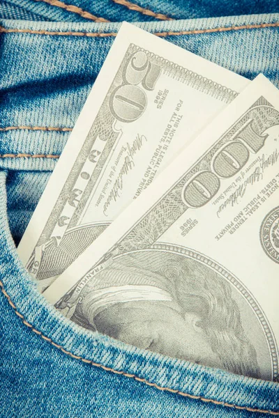 Geld in de zak van jeans. Financiën en bankieren — Stockfoto