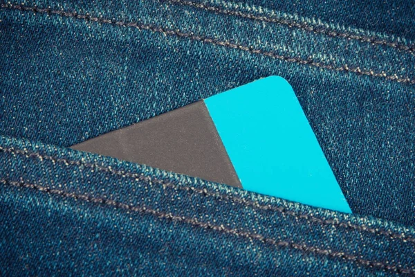 Кредитна картка в кишені джинсів. Безготівковий розрахунок за покупки — стокове фото