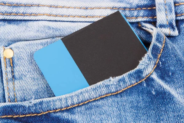 Cartão de crédito no bolso das calças. Conceito de pagamento sem caixa — Fotografia de Stock