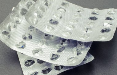 Siyah arka planda boş hap blister. Tıp kavramı