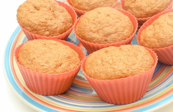 Muffins de cenoura cozidos no forno em copos de silicone vermelho. Deliciosa sobremesa — Fotografia de Stock