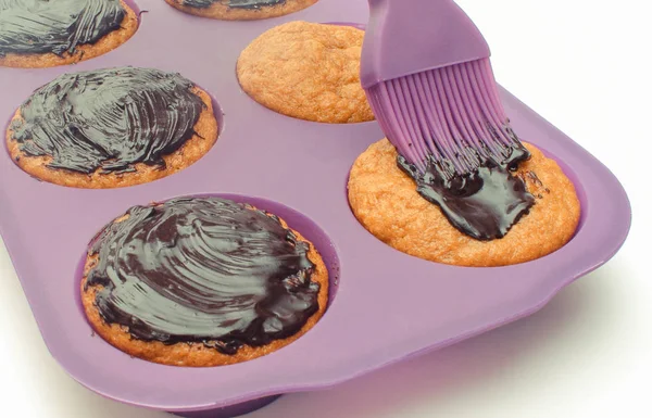 新鲜出炉的胡萝卜松饼在硅胶模具和浇注巧克力。美味的甜点 — 图库照片