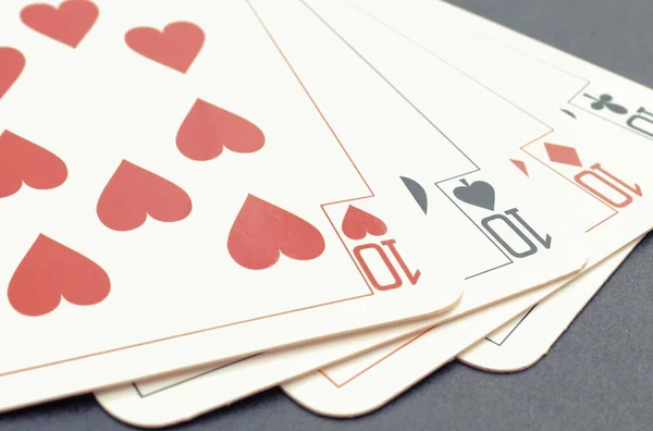 Karta gry na czarnym tle. Koncepcja ryzyka związanego z hazardem — Zdjęcie stockowe