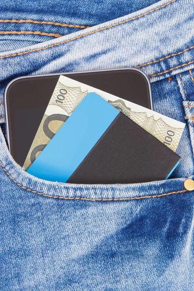 Πιστωτική κάρτα, νομίσματα ευρώ και κινητό τηλέφωνο χωρίς μετρητά για να πληρώσετε με τζιν. Χρηματοοικονομικά και τραπεζικά — Φωτογραφία Αρχείου