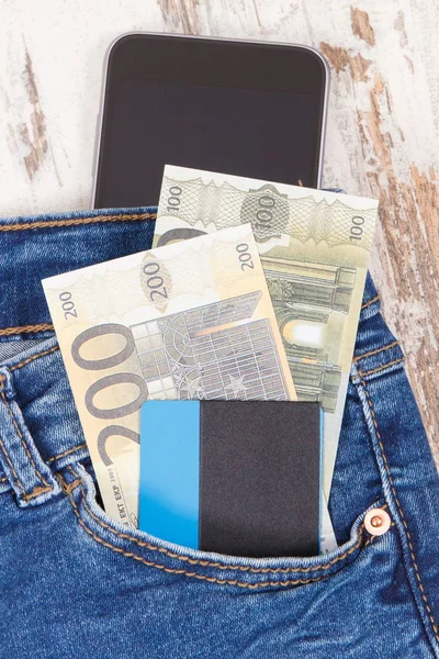 Tarjeta de crédito, dinero en bolsillo vaquero y teléfono móvil. Sin efectivo o en efectivo pagando por concepto de compras — Foto de Stock