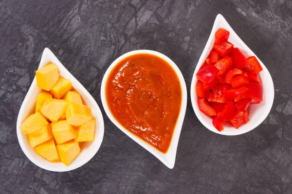 Salsa di zucca o ketchup con ingredienti in ciotole — Foto Stock