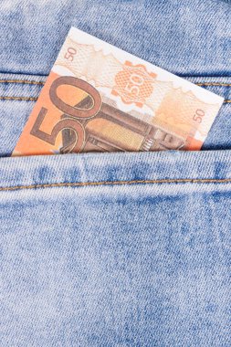 Kot cebinde para birimi euro. Alışveriş için nakit ödeme