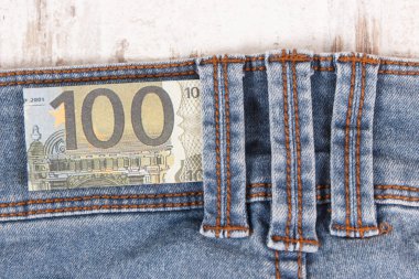 Para ön mavi kot cebinde euro. Alışveriş konsepti için nakit ödeme