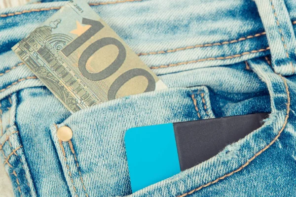 青いズボンのポケットにお金とクレジットカード。金融・銀行業 — ストック写真
