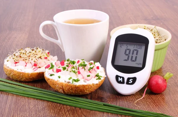 Glucosímetro para controlar el nivel de azúcar, sándwich recién hecho con verduras y té caliente, nutrición saludable — Foto de Stock