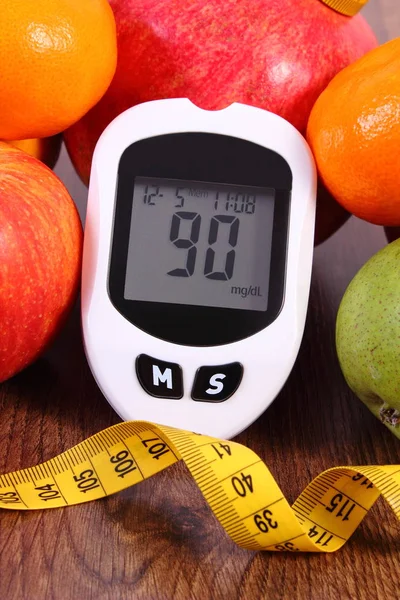 糖度、センチメートルと新鮮な果物、糖尿病と健康的な栄養とグルコメーター — ストック写真