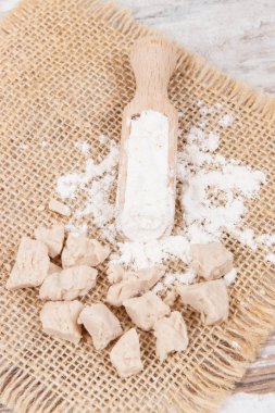 Taze ufalanmış Maya ve farklı hamur ve ekmek pişirme için kaşık un