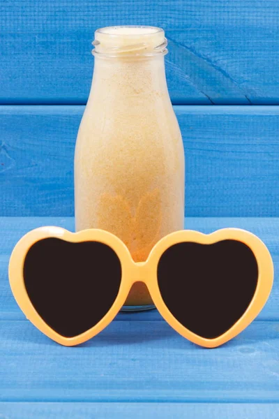 Cóctel saludable o jugo de cítricos y gafas de sol. Postres refrescantes que contienen vitaminas para el verano —  Fotos de Stock