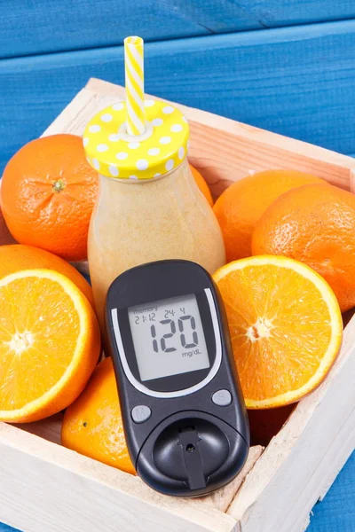 Glucometer with sugar level and smoothie from citrus fruits as source vitamins and minerals — Stock Photo, Image