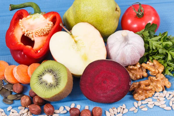 Vitaminler ve mineraller içeren taze meyveler ve sebzeler. Gut ve böbrek sağlığı için en iyi gıda — Stok fotoğraf