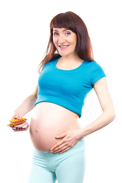 Femme enceinte tenant des pilules médicales, des comprimés ou des suppléments, des vitamines pendant la grossesse concept — Photo