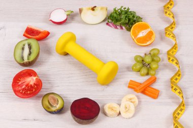 Fuits ve sebze, fitness ve bant ölçüsü için halter, sağlıklı yaşam tarzı kavramı, beslenme ve zayıflama