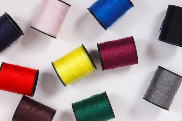 Kolorowe szpule nici. Akcesoria do robótek ręcznych — Zdjęcie stockowe