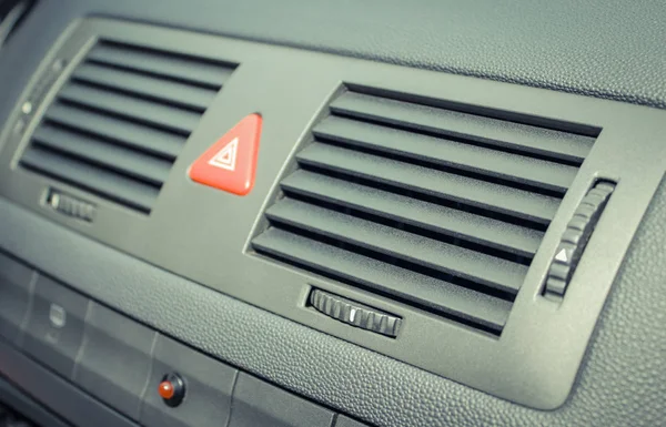 Pulsante di emergenza auto ed elementi del sistema di aria condizionata — Foto Stock
