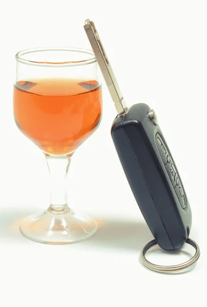 汽车钥匙和一杯葡萄酒。不要酒后驾车。白色背景 — 图库照片