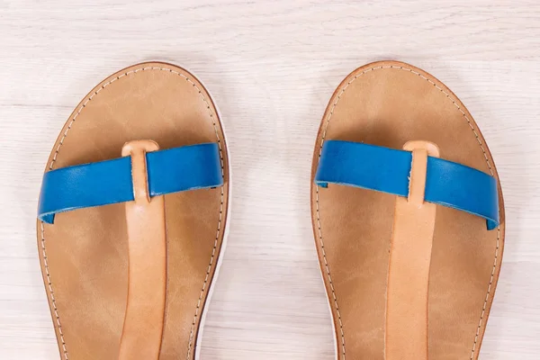 Paire de sandales en cuir pour femme, chaussures pour le concept de vacances — Photo