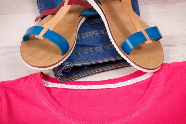 Kožená sandály, džíny a košile nebo svetr, pohodlný oděv — Stock fotografie
