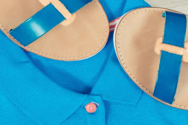 Kadın için rahat deri sandalet ve mavi gömlek