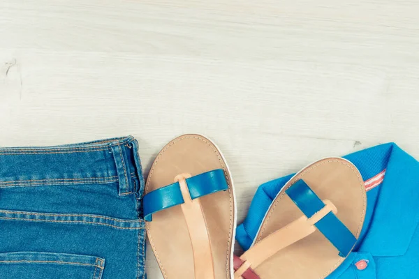 Womanly deri sandalet, kot pantolon ve gömlek, rahat giyim konsepti, metin için yer