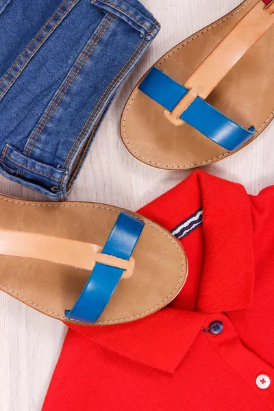 Sandalias de mujer, pantalones y camisa, ropa casual para mujer concepto —  Fotos de Stock