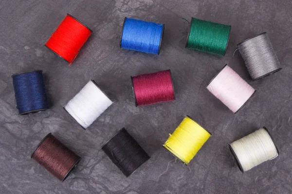 Accessoires voor het naaien. Spoelen van draad — Stockfoto