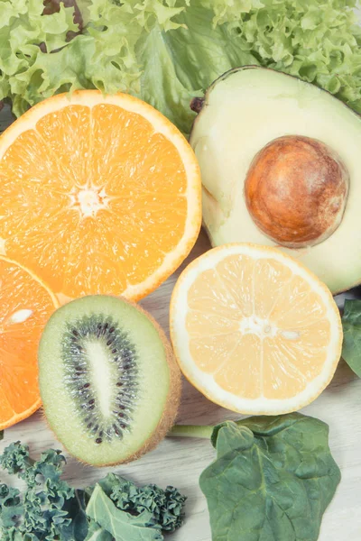 Verse rijpe natuurlijke groenten en fruit. Voedzaam voedsel met mineralen en vitaminen — Stockfoto