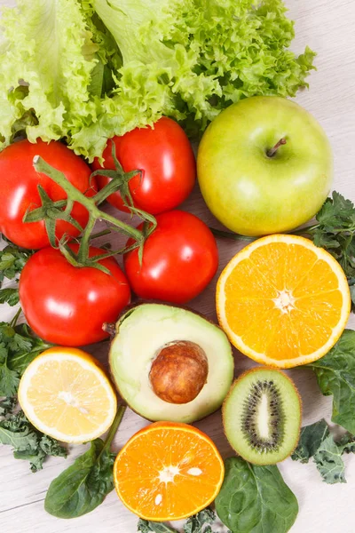 Gezonde natuurlijke groenten en fruit. Voedzaam voedsel met mineralen en vitaminen — Stockfoto