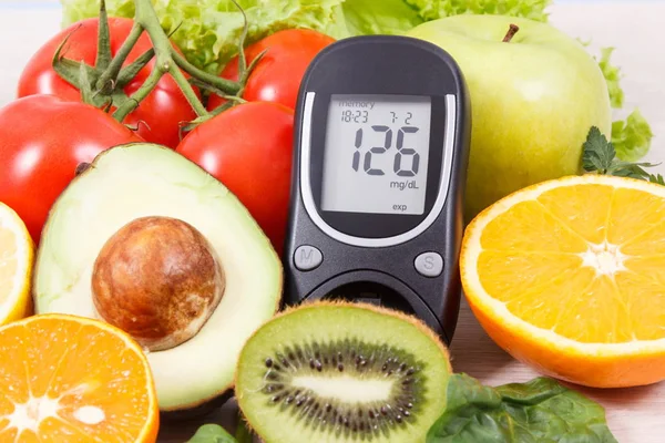 Glucometro con livello di zucchero e frutta e verdura sana. Alimenti nutrienti contenenti minerali e vitamine durante il diabete — Foto Stock