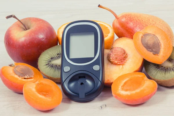 Şeker seviyesini ölçmek için glucometer ve kaynak vitaminleri, diyabet kavramı olarak sağlıklı besleyici gıda — Stok fotoğraf