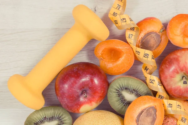 Doğal vitaminler, bant ölçüsü ve fitness için halter içeren sağlıklı tatlı olarak besleyici meyve — Stok fotoğraf
