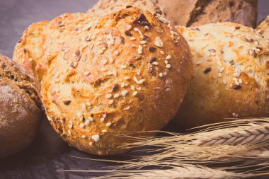 Rulo veya ekmek tohumları ve çavdar tanesi kulakları ile. Vintage fotoğraf