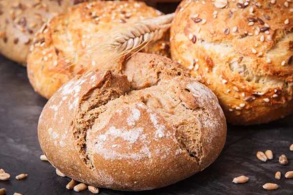 Panini integrali o pane con semi e spighe di segale — Foto Stock