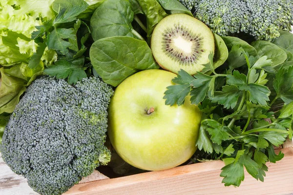 Verse natuurlijke groenten en fruit als bron vitamines. Lichaam detox met behulp van groene ingrediënten concept — Stockfoto