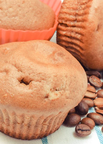 Vers gebakken muffins en koffiegranen. Heerlijk dessert — Stockfoto