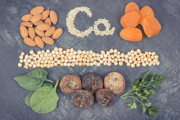 Voedzaam eten met calcium. Gezonde voeding als bron mineralen en vezels — Stockfoto