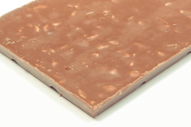 Fındık ve kuru üzüm ile bütün çikolata. Lezzetli tatlı