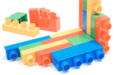 Beyaz arka plan çocuklar için renkli oyuncak blokları
