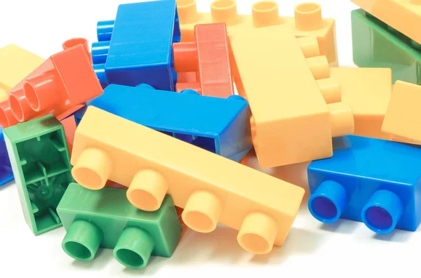 Coloridos bloques de construcción de juguetes para niños sobre fondo blanco —  Fotos de Stock