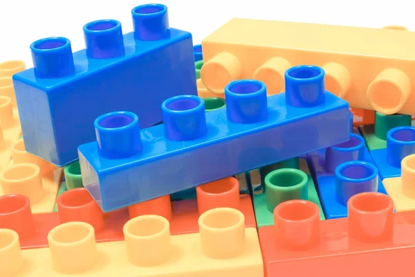 Барвисті іграшкові блоки для дітей на білому тлі — стокове фото