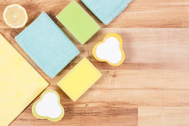 Farklı yüzeyleri temizlemek için ev aksesuarları ve doğal, toksik olmayan deterjanlar, metin için sapce kopyalama