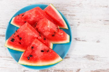 Tabakta taze karpuz dilimi, sağlıklı sulu tatlı konsepti