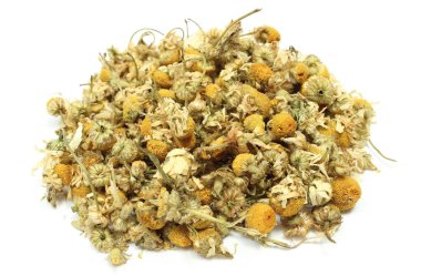 Beyaz arka planda kurutulmuş papatya. Alternatif tıp kavramı