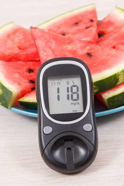 Glukosmätare för mätning av sockernivå och vattenmelon som innehåller naturliga mineraler, diabetes och hälsosam kost koncept — Stockfoto